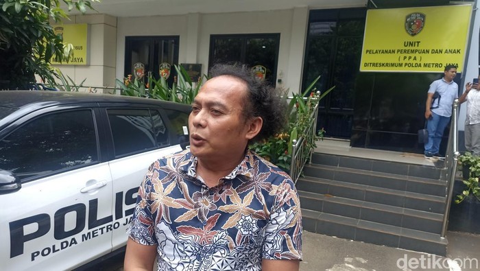 Kuasa hukum wali murid SDN Pondok Cina (Pocin) 1 Depok, Deolipa Yumara menyebut siswa SDN Pocin 1 mengalami gejala distres yaitu depresi dan cemas imbas kisruh penggusuran sekolah (Wildan N/detikcom)