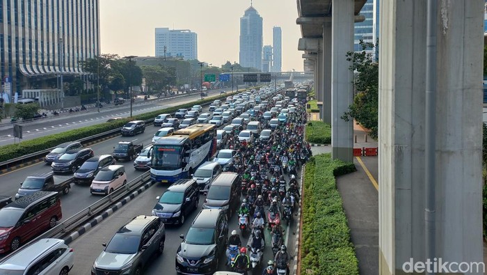 Lalin di Jl Gatsu macet (Anggi Muliawati/detikcom)