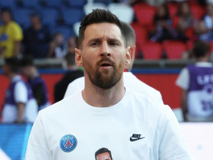 PARIS, FRANCE - JUNE 03: Lionel Messi #30 of Paris Saint-Germain reacts with a tee-shirt in honnor of Sergi Ricco before the Ligue 1 match between Paris Saint-Germain and Clermont Foot at Parc des Princes on June 03, 2023 in Paris, France. (Photo by Xavier Laine/Getty Images)