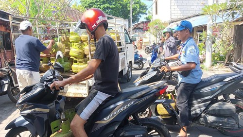 LPG 3 kilogram langka di Pasar Kuta, Badung. Bahkan, kurang dari sejam sejak dipasok penyuplai, elpiji melon langsung ludes terjual.