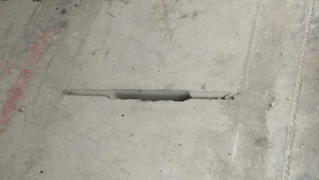 Lubang tempat wanita terperosok di ruko Pluit.