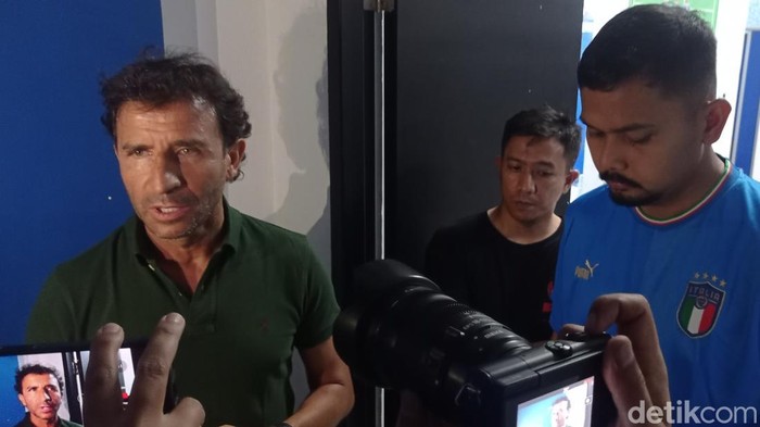Luis Milla (baju hijau) usai memimpin latihan perdana Persib Bandung, Senin (5/6/2023).