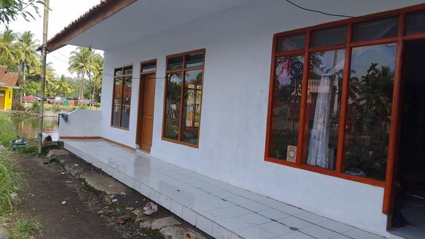 Berkat donasi sahabat baik, madrasah Abah Tahyun, pendakwah stroke di Tasikmalaya, sudah direnovasi. Kini, anak-anak didik Abah semakin betah mengaji.