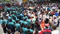 Sejumlah massa dari penyandang disabilitas memenuhi jalanan di Dhaka, Bangladesh, Minggu (4/6/2023).