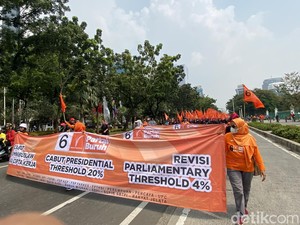 Massa Buruh Long March ke MK, Minta Omnibus Law UU Cipta Kerja Dicabut