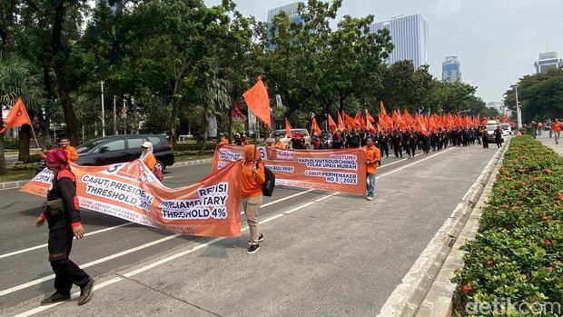 Massa buruh long march menuju Mahkamah Konstitusi (MK) dan seberang Istana Merdeka. Massa meminta MK mencabut Omnibus Law UU Cipta Kerja (Ciptaker). (Devi P/detikcom)