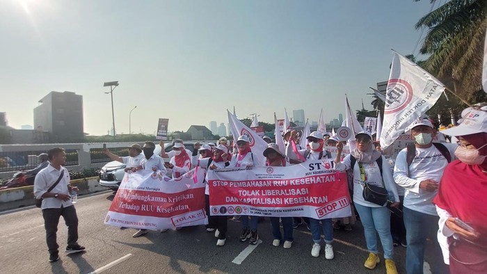 Massa Nakes Gelar Demo Tolak RUU Kesehatan, Lalin Depan DPR Macet