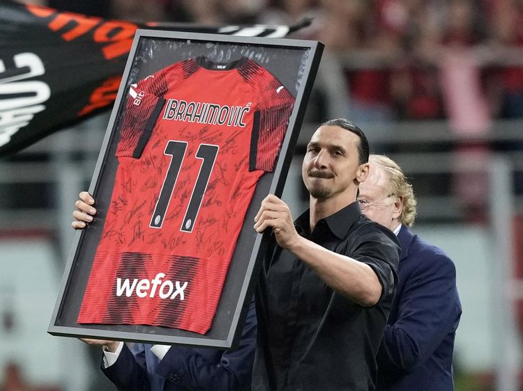 Mata Berkaca-kaca, Ibrahimovic Pamit Gantung Sepatu