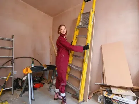 Maxine Sharples Wanita berusia 36 tahun ini membeli rumah kosong hanya seharga $1 dan merenovasinya sepenuhnya. (Dok. CNBC Internasional/Maxine Sharples)