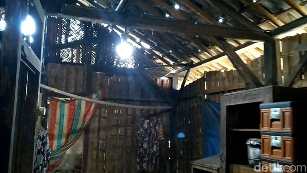 Kondisi rumah tempat tinggal Mbok Darmi (62), lansia di Pemalang yang sakit stroke sehingga sulit berjalan dan bicara.