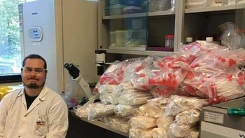 Katanya harus mengurangi pemakaian plastik... Foto: WarriorMonk_420 via Bored Panda  