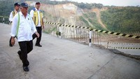 Bendungan tersebut juga mempunyai potensi menyuplai energi listrik sebesar 10 MW dan mereduksi debit banjir  dari 584 m3/detik menjadi 178 m3/detik (70%) pada debit banjir kala ulang 25 tahun (Q25). Selain itu fungsi lainnya seperti perikanan, pariwisata dan konservasi DAS Bogowonto di bagian hulu.  