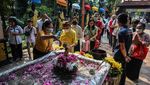 Mengunjungi Patung Buddha Tidur Terbesar di Mojokerto