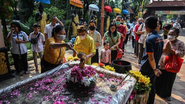 Buddhist devotees pour holy water over a baby Prince Siddhartha Gautama statue at Maha Vihara Mojopahit temple in Mojokerto on June 4, 2023, as Buddha devotees celebrate Vesak day. (Photo by Juni Kriswanto / AFP) (Photo by JUNI KRISWANTO/AFP via Getty Images)