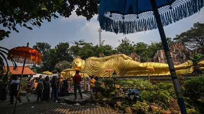 Mengunjungi Patung Buddha Tidur Terbesar di Mojokerto