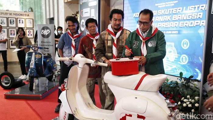 Menhub Dukung Skuter Listrik Konversi di Indonesia