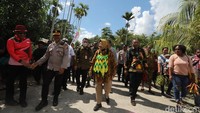 Bupati Asmat Elisa Kambu juga mengapresiasi dedikasi Risma untuk masyarakat Papua.