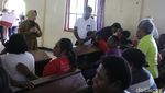 Momen Mensos Risma Blusukan Kirim Bantuan ke Papua