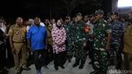 Momen Mensos Risma Blusukan Kirim Bantuan ke Papua
