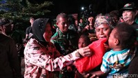 Selain itu Risma juga memberikan sejumlah bantuan sosial untuk masyarakat di Agats.