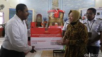 Mensos Tri Rismaharini juga menyerahkan bantuan pemberdayaan untuk warga di tiga kampung yaitu Skouw Sae, Skouw Yambe, dan Kampung Skouw Mabo, Distrik Muara Tami, Kota Jayapura, Papua.