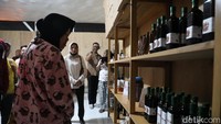 Risma juga menyempatkan diri berbicara dengan pedagang kreatif di arena.  