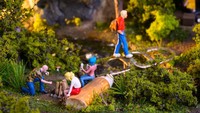 Tampak seperti hutan yang nyaman untuk berkemah, miniatur ini menampilkan sampah makanan yang menjijikan. Ada tutup kaleng hingga puntung rokok yang berserakkan. Foto: Bored Panda