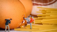 Seolah menampilkan sosok pria yang sedang marah, miniatur ini menampakkan kehebohan di tengah kota. Telur yang pecah seolah retak karena ditendangnya. Foto: Bored Panda