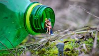 Sampah botol plastik biasanya yang paling mengganggu lingkungan. Tetapi bagi Peter, sampah ini dapat menjadi tempat yang romantis untuk miniatur pasangan ini. Foto: Bored Panda