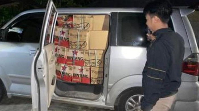 Mobil yang membawa 120 dus minuman keras berbagai jenis di Gorontalo.