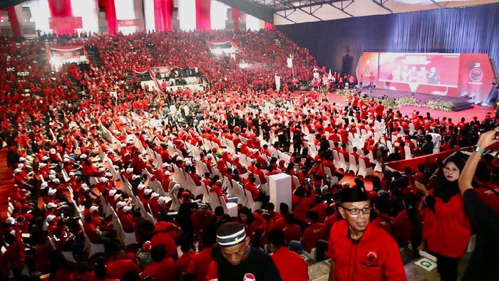 Momen Ganjar Hadiri Konsolidasi PDIP Jakarta PDIP DKI Jakarta menggelar konsolidasi di Basket Hall, Gelora Bung Karno, Jakarta Pusat, Minggu (4/6/2023). Bacapres PDIP Ganjar Pranowo menghadiri langsung acara tersebut.