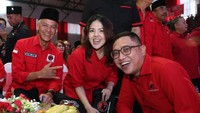 Ganjar hadir dengan mengenakan seragam merah PDIP bersama Brando Susanto,  Sekretaris DPC PDI Perjuangan Jakarta Utara di Basket Hall, Gelora Bung Karno, Jakarta Pusat.  