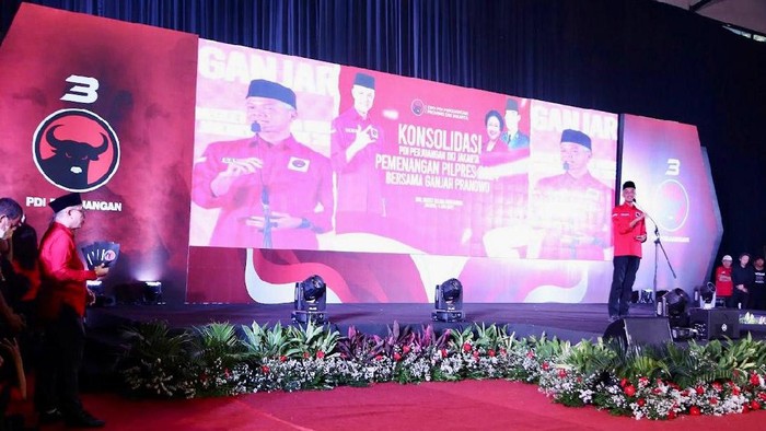 PDIP DKI Jakarta menggelar konsolidasi di Basket Hall, Gelora Bung Karno, Jakarta Pusat, Minggu (4/6/2023). Bacapres PDIP Ganjar Pranowo menghadiri langsung acara tersebut.