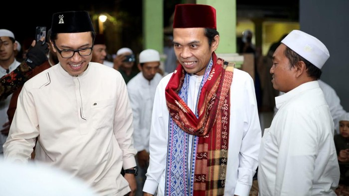 Sedikitnya 20 ribu jemaah tumpah ruah memenuhi area alun-alun sirkuit Reka Vida di Bekasi, Jawa Barat dalam rangka milad Qori Apparel ke-5 pada Minggu (4/6).