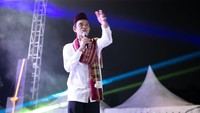 UAS tampil dengan penuh semangat selama kurang lebih 1 jam, menggunakan setelan baju koko Qori berwarna putih dan celana hitam meyakinkan jemaah yang hadir. Bahwa keinginan untuk berubah menjadi lebih baik lagi di mata Allah itu pasti ada jalannya.  