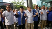 Muzani dan rombongan disambut langsung oleh Sekjen PAN Eddy Soeparno, Waketum PAN Yandri Susant, dan Ketua PAN Jakarta Eko Hendro Purnomo atau Eko Patrio. Mereka tampak bersalaman. Pertemuan itu kemudian berlangsung tertutup.