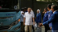 Pantauan detikcom di lokasi, Senin (5/6/2023), Muzani dan rombongan tiba dengan menggunakan bus sekitar pukul 14.44 WIB.
