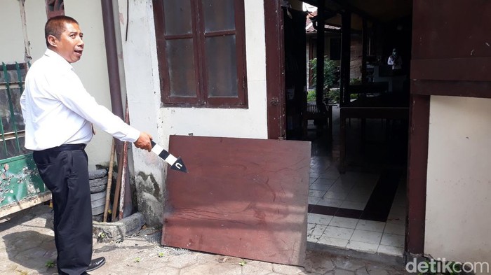 Pintu belakang museum jebol dan pot yang rusak imbas tawuran di Jalan Tamsis Minggu (4/6/2023) malam.