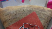 Di Tebet bisa coba crepes murah dengan rasa tak kalah dari crepes di mall dari L Crepes.  Harganya mulai dari Rp 8 ribuan saja dengan pilihan topping cokelat kacang, cokelat pisang, hingga durian keju. Pilihan rasa gurihnya juga ada seperti chicken chili. Foto : Eko Prasetyo