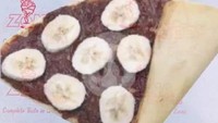 Zona Crepes menawarkan crepes murah topping melimpah. Salah satu cabangnya ada di Jakarta Timur. Mulai dari Rp 10 ribuan saja kamu sudah mendapat crepes topping cokelat, pisang atau cokelat kacang. Foto : GoFood