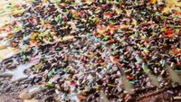 AA Crepes menjadi salah satu usaha franchise yang menawarkan crepes enak dan murah. Untuk harga Rp 5.000an pilihan toppingnya mulai dari cokelat meses. keju, kacang, strawberry hingga vanilla. Salah satu gerainya ada di Bekasi. Foto : GoFood