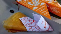 Crepes murah rasa mewah bisa ditemui di Royal Crepes. Mereka punya beberapa kategori crepes yang dibanderol mulai Rp 5 ribu sampai Rp8 ribu. Untuk harga Rp 5 ribuan toppingnya ada cokelat, selai kacang, hingga blueberi. Cabangnya bisa ditemui di beberapa kota. Foto : franchiseglobal.com