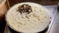 Qonni Crepes menawarkan crepes kaki lima dengan varian rasa lengkap mulai dari gurih dan manis. Adonan crepesnya terkenal beraroma dan tipis. Isian toppingnya tidak pelit. Pilihannya ada Nutella, pisang, cokelat. Harganya mulai dari Rp 6.000 saja. Foto: detikcom/site