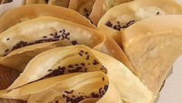 Di Kembangan Selatan, Jakarta Barat ada Bazar Crepes yang dikenal punya rasa mirip seperti crepes di mall. Ukurannya cukup besar dengan rasa adonan yang enak. Pilihan toppingnya ada cokelat dan keju. Harganya mulai dari Rp 8 ribu saja. Foto : detikcom/site