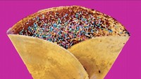 Di Depok ada crepes kaki lima dengan adonan renyah dan rasa yang enak. Be Crepes menawarkan pilihan 1 topping seharga Rp 5 ribu sampai 3 topping. Toppingnya ada cokelat, tiramisu, hingga choco chip. Foto : Be Crepes