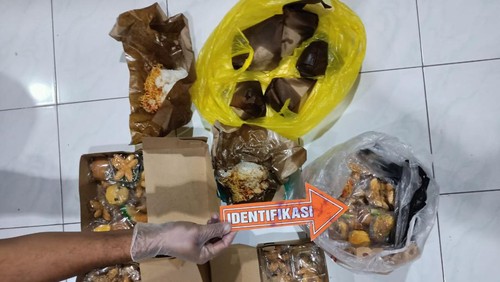 Nasi bungkus dan kue yang diduga mengakibatkan Warga Desa Lebah Sempaga, Lombok Barat, NTB, keracunan, Minggu (5/6/2023).