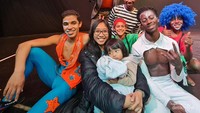 Berfoto dengan para Performer