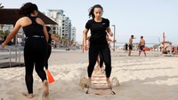 Pelatih fitness Palestina dari Yerusalem Timur — daerah pendudukan Israel — mengajak anggota gym untuk kelas luar ruangan di sebuah pantai di Tel Aviv, ibu kota Israel, untuk melepaskan diri dari tekanan kehidupan sehari-hari di kota.