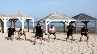 Anggota kelompok kebugaran Palestina dari Yerusalem Timur berolahraga di sebuah pantai di Tel Aviv, Israel dalam foto yang diambil pada 26 Mei 2023.  