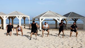 Olahraga di Pantai, Cara Warga Palestina Melepas Penat dari Kota